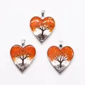 Detailansicht von drei herzförmigen Anhängern mit Lebensbaum-Drahtwicklung und Steinen - 30 x 35mm / Orange Steine Brauner Draht Stil (9)
