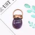 Detail eines Vintage-Amethyst-Anhängers mit Bronze-Metall-Öse auf weißem Grund - 20x40mm / Amethyst