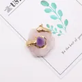 Detailaufnahme von Amethyst-Anhänger mit Goldrand auf rohem Rosenquarz-Stein - Rosenquarz + Amethyst