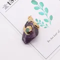 Makro-Detail von unregelmäßigem Amethyst-Anhänger mit vergoldetem Rand und grünem Edelstein - Amethyst + Grüner Aventurin