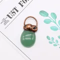 Nahaufnahme von tropfenförmigem Opal-Anhänger mit antikem Bronze-Tierdesign - 20x40mm / Grüner Aventurin