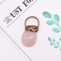 Detailansicht eines rosa Naturstein-Anhänger mit antiker Bronze-Metallfassung - 20x40mm / Rosenquarz