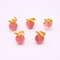 Macro-opname van vijf appelvormige roze stenen hangers met gouden bladeren voor sieraden - Watermeloenkwarts