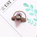 Détail macro du pendentif flèche avec améthyste, nacre d'ormeau et cristaux de quartz rose - Quartz rose