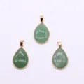 Trois pendentifs en pierre naturelle verte en forme de goutte avec bordure dorée - Aventurine Verte