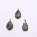 Trois pendentifs en pierre naturelle gris foncé en forme de goutte avec monture dorée - Pierre Flash (Labradorite)