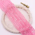 Macro-detail van ovale roze kwartskralen op borduurring voor DIY-sieraden maken - Roze