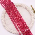 Macro-opname van fuchsia ovale gefacetteerde natuurstenen kralen voor DIY sieraden - Rozerood / 4x6MM