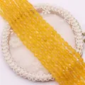 Macro-opname van heldergele kattenoogkralen in ovale vorm voor DIY-sieraden - Geel / 4x6MM
