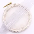 Vue macro de perles goutte facettées claires sur un cerceau en dentelle pour bijoux DIY - 4x6 / Blanc Transparent