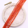 Makroansicht kleiner facettierter orangefarbener Natursteinperlen für DIY-Schmuck - Klein / Orange