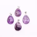 Set mit vier tropfenförmigen natürlichen Amethyst-Anhängern mit silbernen Metallverschlüssen - Amethyst