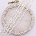 Dettaglio macro di perle in conchiglia bianca su elegante telaio in pizzo - 4x8mm (23g) / Bianco