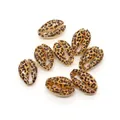 Primer plano de conchas naturales con estampado de leopardo para creación de joyas DIY - Leopardo Canela (No.7)