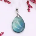 Wassertropfen-Anhänger aus Fluorit-Naturstein mit Silberverschluss in Cyan-Grün-Verlauf - Größe 26