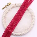 Dunkelrote facettierte quadratische Perlen für DIY-Schmuck auf Vintage-Spitzenhintergrund - Klein / Dunkelrot