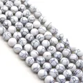 Dettaglio di perle tonde in howlite bianca con venature marmoree per creazione gioielli - Bianco