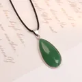 Vista macro del ciondolo a goccia in avventurina verde con castone argento e cordino nero - Ciondolo Bordato / Argento