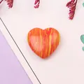 Detalle macro del colgante de piedra sintética en forma de corazón con patrón de llama - Patrón Llama Rojo Amarillo (No.5)