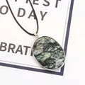 Pendaglio ovale in turchese con motivi verdi e neri su collana in corda nera - Riga Orizzontale