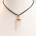Dettaglio macro del ciondolo in quarzo rosa a forma di peperoncino con placcatura oro - Pendente Forma Dente Quarzo Rosa (Con Cordino) / 10x28mm / Quarzo rosa