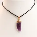 Dettaglio ciondolo in ametista viola con finiture dorate su collana a cordoncino nero - Pendente Forma Dente Ametista (Con Cordino) / 10x28mm / Ametista
