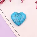 Primer plano de piedra turquesa azul en forma de corazón con patrones de telaraña negra en pastel - Turquesa Azul
