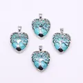 Detail van levensboom hangers met turquoise hartvormige stenen in zilverkleur - Blauw Turkoois