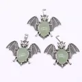 Detail van vintage zilveren vleermuishangers met groene aventurijnstenen voor DIY-sieraden - Groene Aventurijn