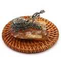 Detalle de una estatuilla de minero de metal plateado en base de piedra de cristal natural - Estilo Minero de Calcita con Carrito