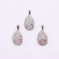 Dettaglio di tre ciondoli a goccia di pavone in quarzo rosa con placcatura in argento - Quarzo rosa