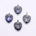 Detailweergave van hartvormige Levensboom hangers met blauwe steen en zilveren plating - Lapis lazuli