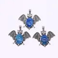 Detail van vleermuisvormige hangers met blauwe ovale stenen in zilveren afwerking - Blauwe gestreepte agaat
