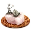 Figura creativa de minero sobre racimo de cristal rosa natural para decoración mesa - Estilo Minero de Cuarzo Rosa