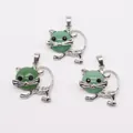 Detail van drie groene stenen hangers in kattenvorm met zilverkleurige metalen frames - Groene Aventurijn