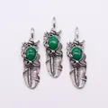 Detailoverzicht van drie vintage zilveren veerhangers met groene ovale edelsteen-inlays - 19x62mm / Maleisische Jade