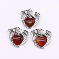 Detailansicht drachenumwickelter herzförmiger roter Achat-Anhänger mit Vintage-Silber-Finish - Nur Anhänger (Ohne Kette) / Roter Achat Drachen Anhänger