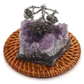 Primer plano de un racimo de amatista natural con una figura de minero plateada y pirita - Estilo Minero de Amatista con Pértiga
