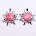 Detail von silbernen Sonnenanhängern mit runden Inlays aus rosa Naturstein-Elementen - Rosa gestreift