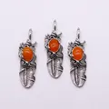 Gedetailleerd overzicht van drie zilveren verenhangers met ovale oranje agaatstenen - 19x62mm / Rode Aventurijn
