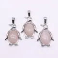 Detailweergave van drie pinguïnhangers met ovale roze kwarts in een zilveren setting - Rozenkwarts