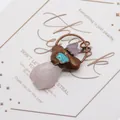 Détail d'un pendentif fait main en améthyste et quartz rose avec fil de cuivre enroulé - Quartz Rose (N° 6)