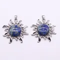 Nahaufnahme von Sonnenanhängern mit Lapislazuli-Steinen und silbernen Metallstrahlen - Lapislazuli