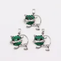 Detalle de colgantes en forma de gato con piedras de malaquita verde y acabado plateado - Malaquita