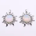 Detail von silbernen Sonnenstrahl-Anhängern mit weißen Natursteinen für DIY-Schmuck - Opal
