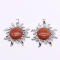 Makro-Detail von sonnenförmigen Silberanhängern mit braunem Goldstein-Inlay - Goldsandstein