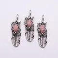 Detailansicht der Vintage Silber Federanhänger mit ovalen rosa Steinen im Boho-Stil - 19x62mm / Rhodonit