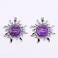 Detailansicht von zwei silbernen Sonnenanhängern mit runden lila Edelsteinen für Schmuck - Amethyst