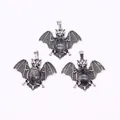 Gothic vleermuis hanger met grijze natuursteen inleg in antiek zilveren afwerking - Flitssteen (Labradoriet)