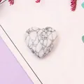 Piedra de howlita blanca en forma de corazón con vetas para creación de joyería - Howlita